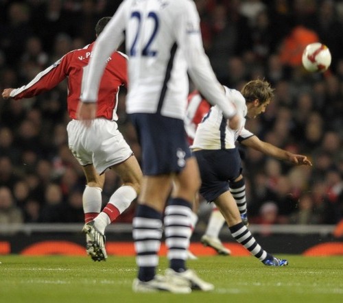 Дэвид Бентли наносит потрясающий удар Дэвид Бентли наносит потрясающий удар