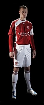 Новая домашняя форма Мидлсбро Новая домашняя форма Мидлсбро