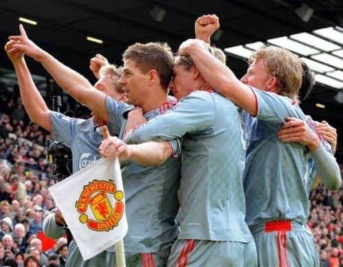 Ливерпуль празднует победу на Олд Траффорд Ливерпуль празднует победу на Олд Траффорд