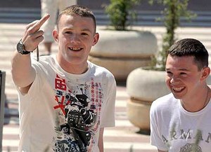 ���� � ���� ����