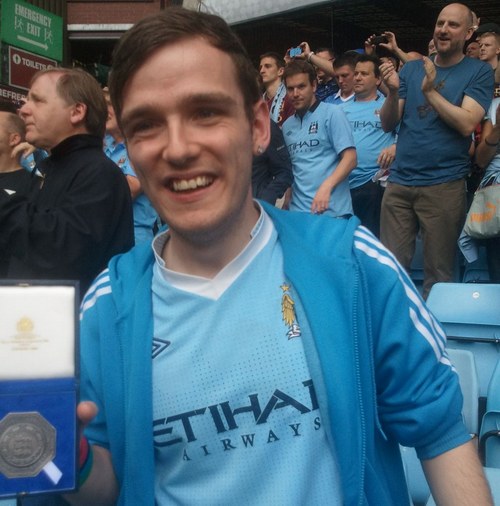 Болельщик Манчестер Сити с медалью Коло Туре Болельщик Манчестер Сити с медалью Коло Туре