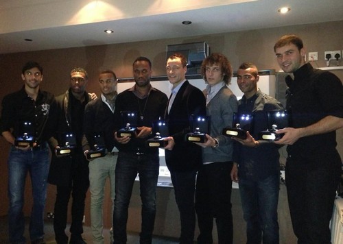 Дидье Дрогба и игроки Челси Дидье Дрогба и игроки Челси