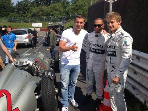 Лукас Подольски, Льюис Хэмилтон и Нико Росберг Лукас Подольски, Льюис Хэмилтон и Нико Росберг