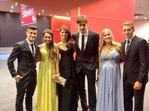 Филиппе Коутиньо, Себастьян Коатес и Лукас Лейва с подругами Филиппе Коутиньо, Себастьян Коатес и Лукас Лейва с подругами