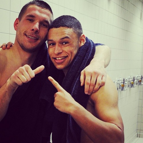 Лукас Подольски и Алекс Окслейд-Чемберлен Лукас Подольски и Алекс Окслейд-Чемберлен