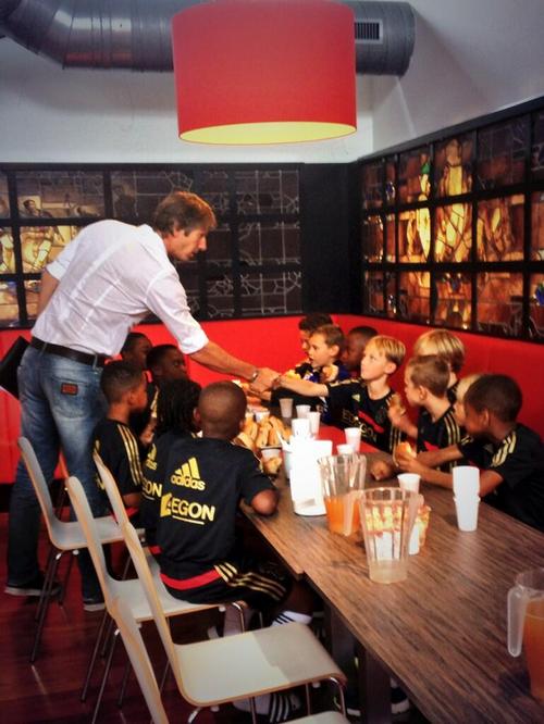 Эдвин Ван дер Сар и члены академии Аякса Эдвин Ван дер Сар и члены академии Аякса