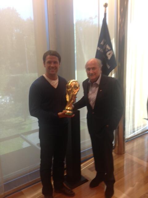 Майкл Оуэн и Зепп Блаттер Майкл Оуэн и Зепп Блаттер