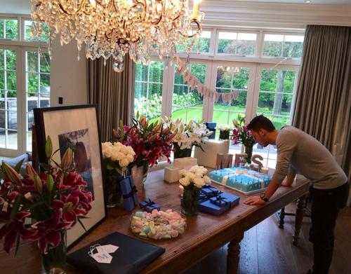 ����� ����