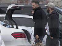 ����� ����