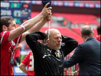 ����� ����