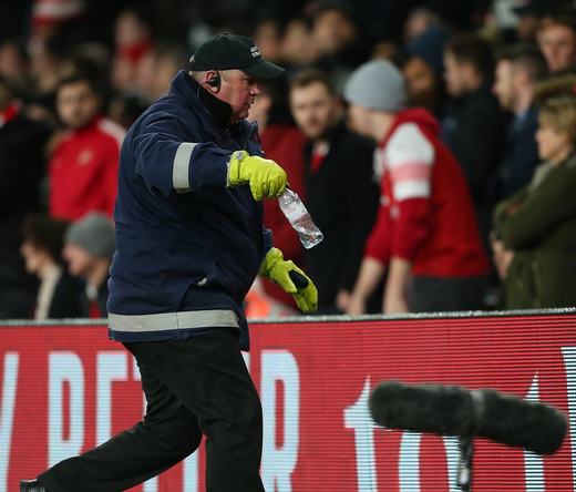 Бутылка, брошенная в Деле Алли Бутылка, брошенная в Деле Алли