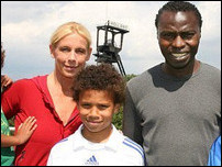 ����� ����