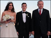 ����� ����