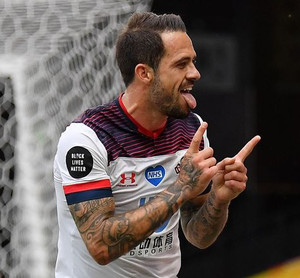 ����� ����