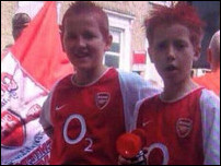 ����� ����