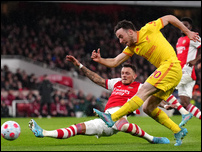 ����� ����